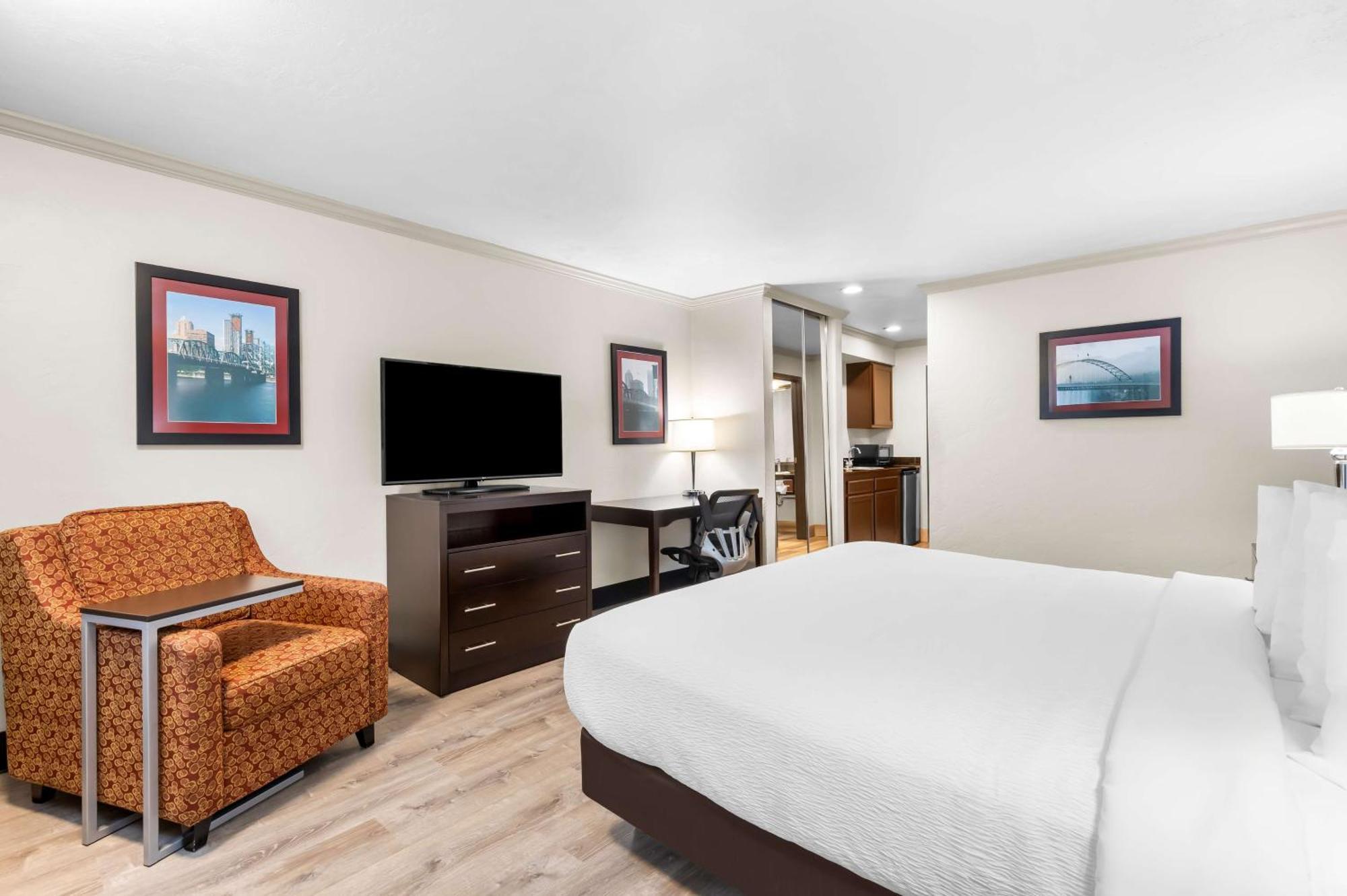 Best Western Plus Parkway Inn Wilsonville Exterior photo